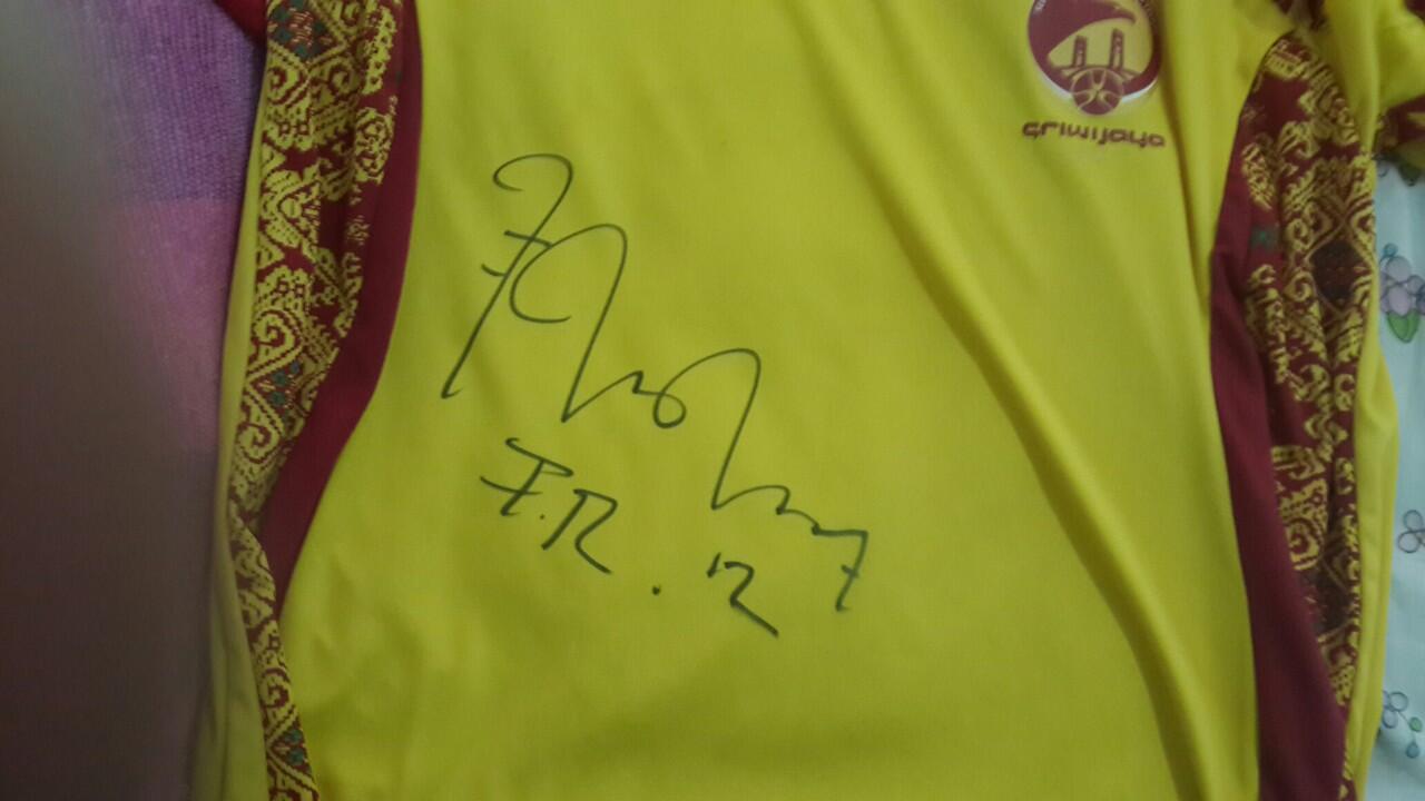 Jersey langka Sriwijaya home 2011-2012 (RARE) -ORIGINAL signed by Feri Rotinsulu