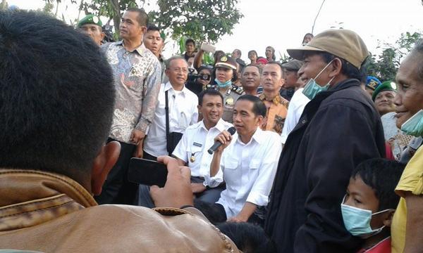 SETELAH DIKUNJUNGI JOKOWI, PENGUNGSI SINABUNG DIRELOKASI. MANTAP GAN