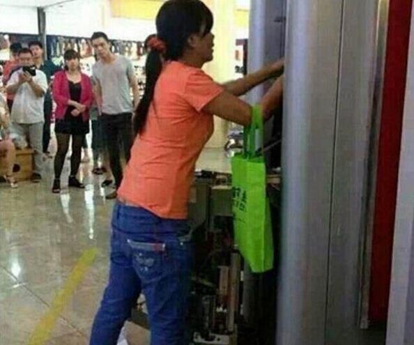 Kesal Tidak Bisa Ambil Uang, Wanita Ini Bongkar Paksa Mesin ATM!