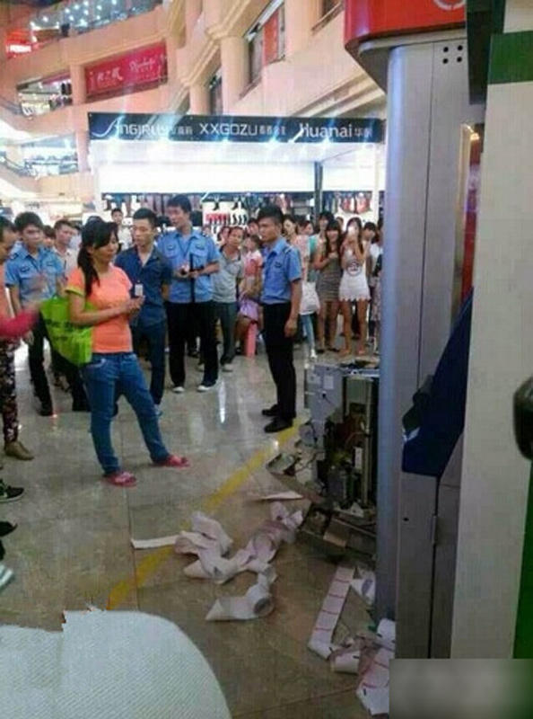 Kesal Tidak Bisa Ambil Uang, Wanita Ini Bongkar Paksa Mesin ATM!