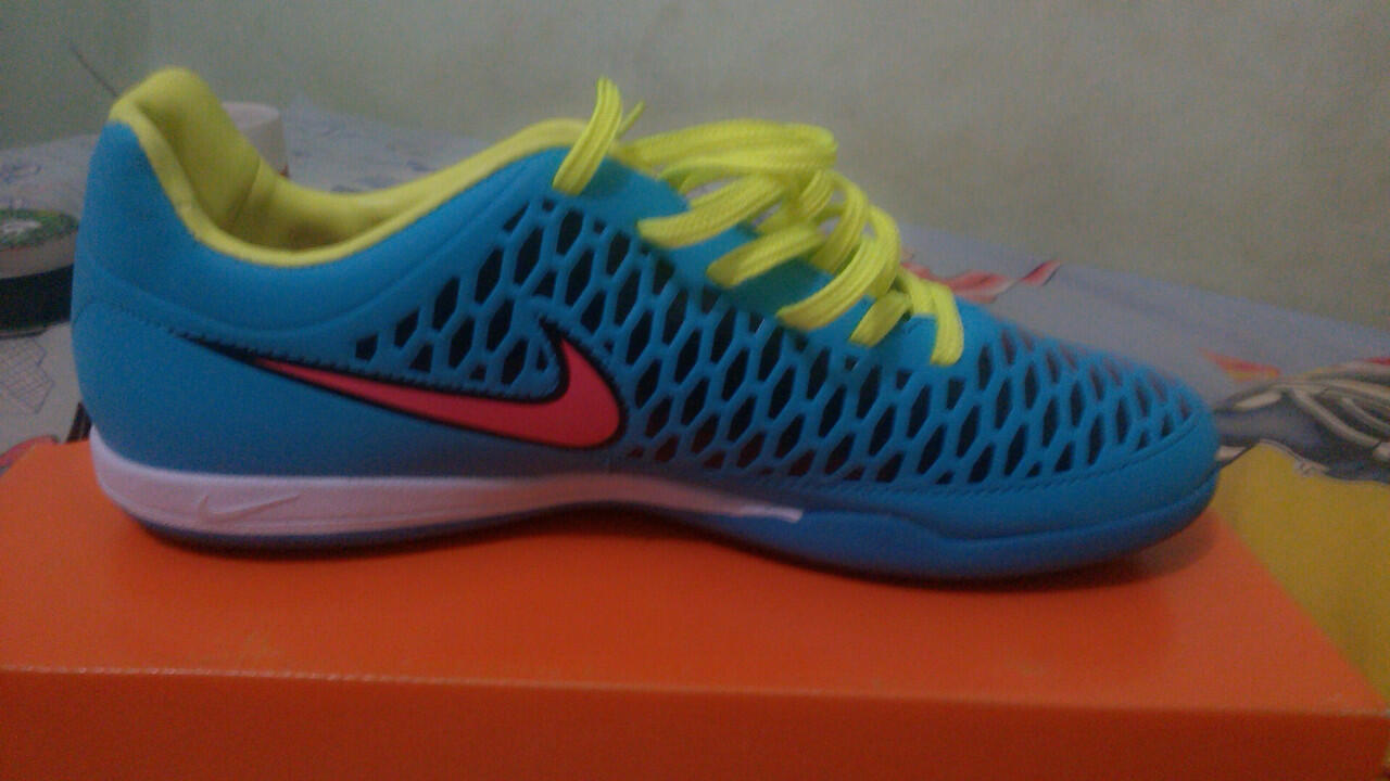 JUAL SEPATU FUTSAL MAGISTA