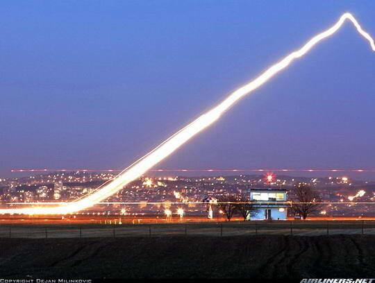 Skyline Jejak Cahaya Pesawat Terbang Hasil Kreasi Fotografer