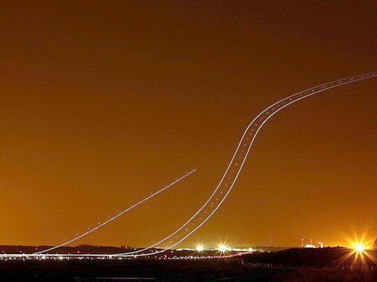 Skyline Jejak Cahaya Pesawat Terbang Hasil Kreasi Fotografer