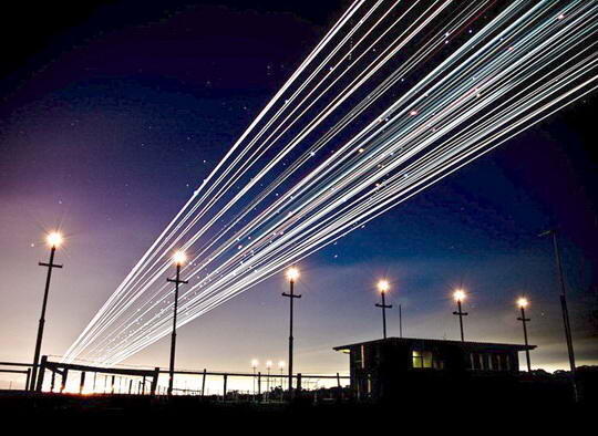 Skyline Jejak Cahaya Pesawat Terbang Hasil Kreasi Fotografer