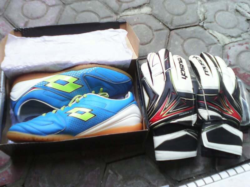 sepatu futsal lotto 45, jersey barca xl,sarung tangan reusch 10