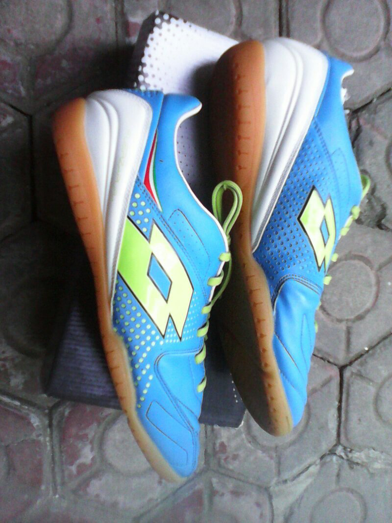 sepatu futsal lotto 45, jersey barca xl,sarung tangan reusch 10