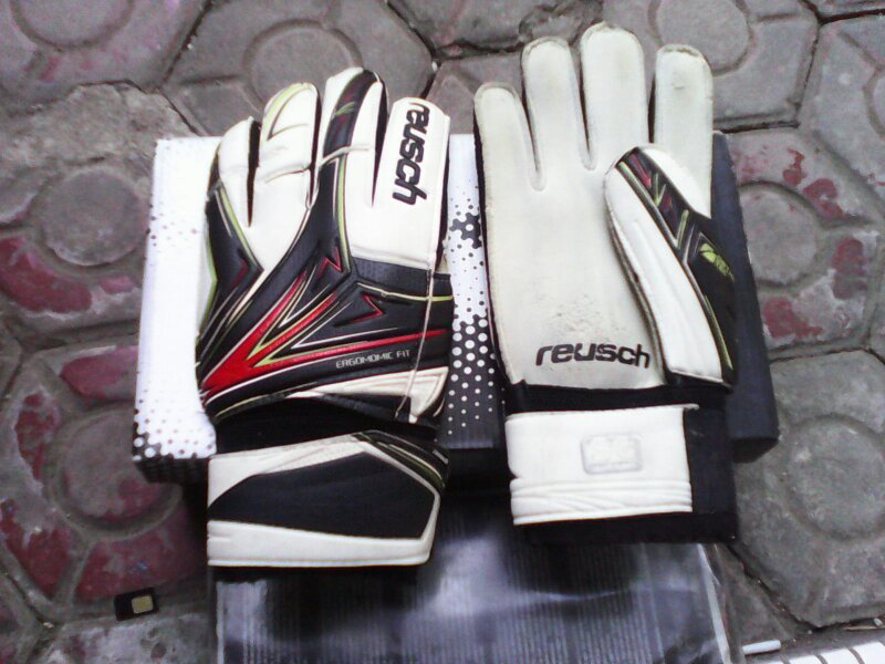 sepatu futsal lotto 45, jersey barca xl,sarung tangan reusch 10