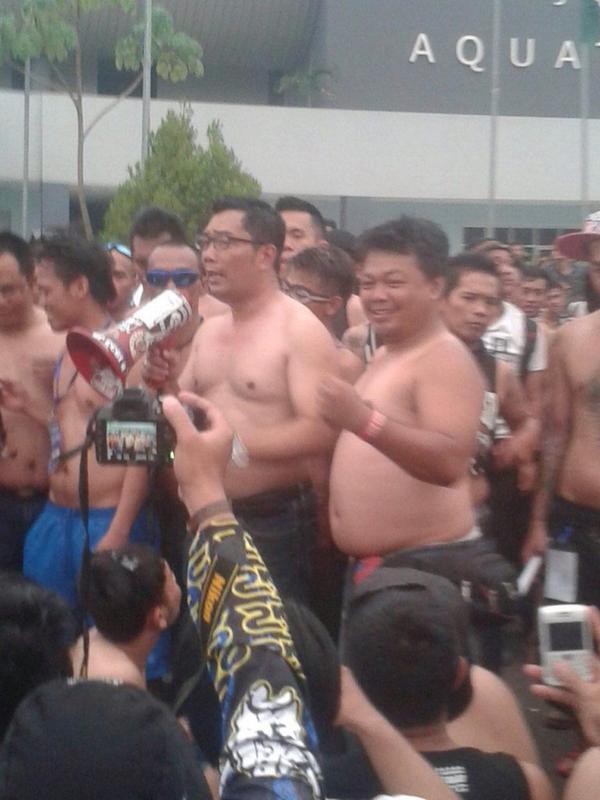 RIDWAN KAMIL RELA BUKA BAJU (BULIGIR) DEMI PERSIB DAN WARGA BANDUNG
