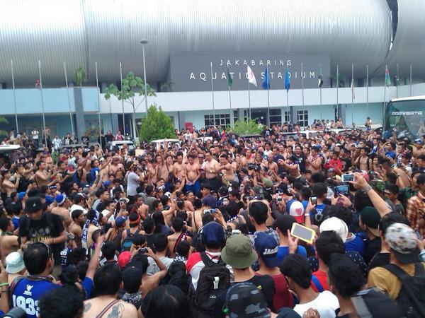 RIDWAN KAMIL RELA BUKA BAJU (BULIGIR) DEMI PERSIB DAN WARGA BANDUNG