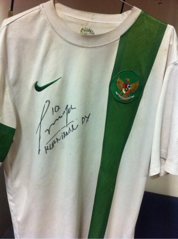 Jersey timnas (tanda tangan kurniawan DW)
