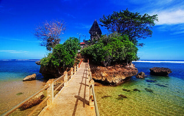Pesona Pantai Balekambang di Kota Malang