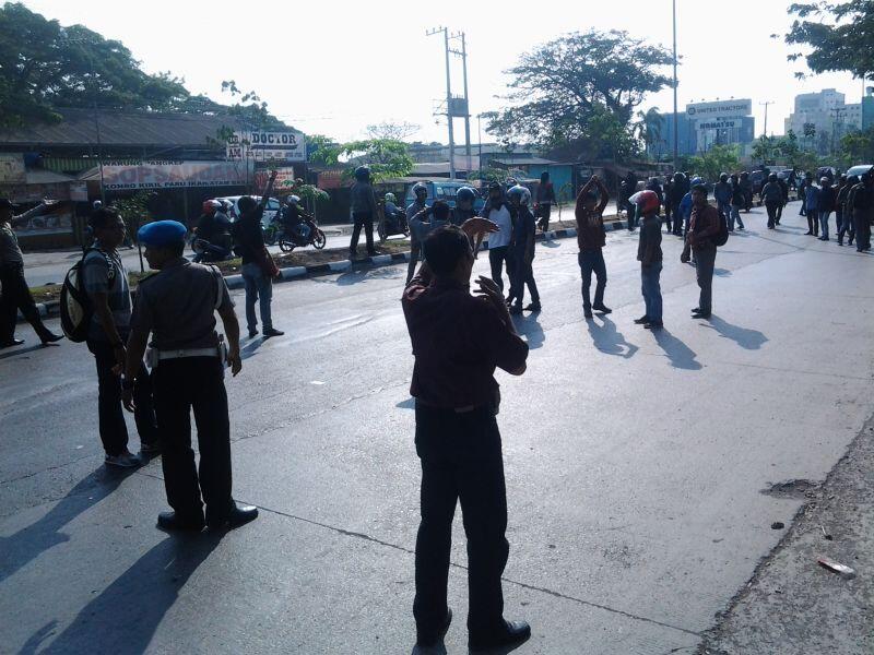 Demo Mahasiswa Makassar Berujung Bentrok dengan Polisi