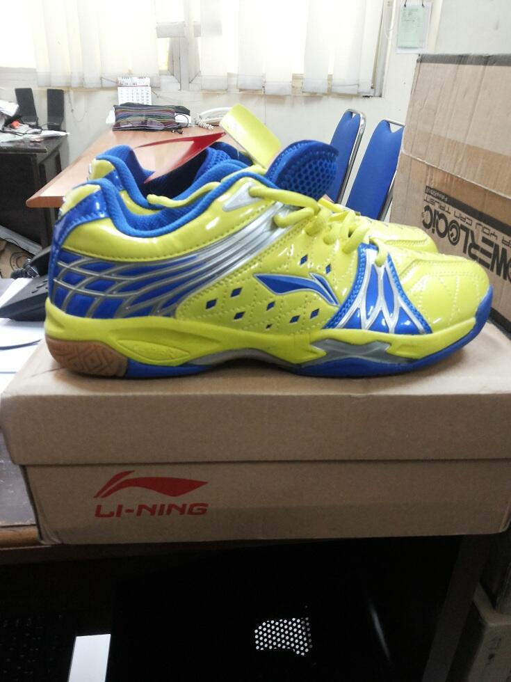 WTS Sepatu badminton Lining Titan Pluas Ngk Jadi Pakai