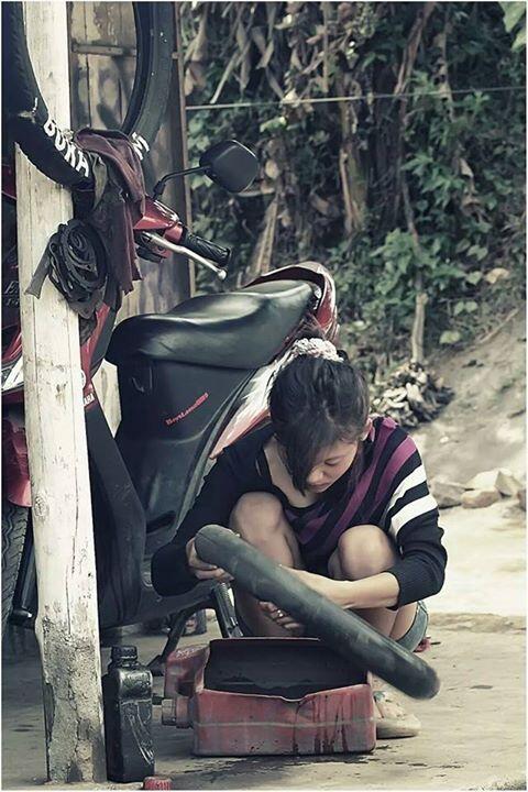 Motivasi : Cewek Cantik Tukang Tambal Ban