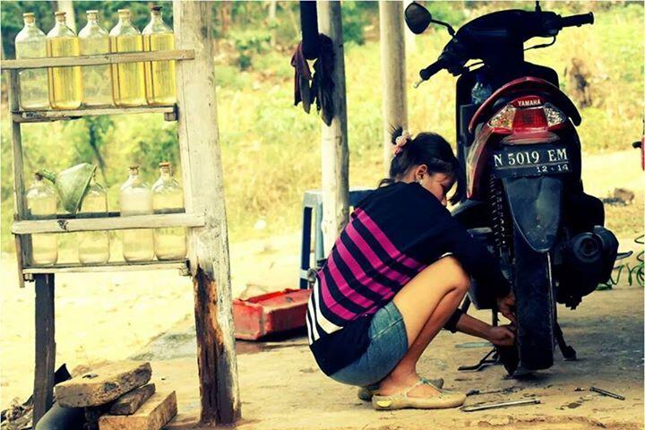 Motivasi : Cewek Cantik Tukang Tambal Ban