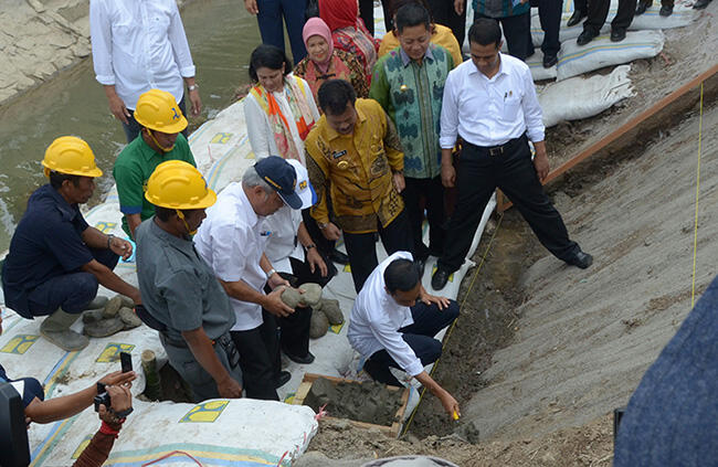 (Presiden Stronnkk) Jokowi Jongkok Periksa Saluran Irigasi di Mamuju