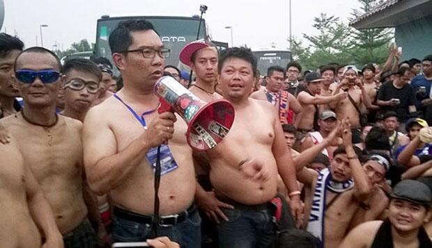 Ridwan Kamil Walikota bandung Telanjang dada Persib Vs Arema