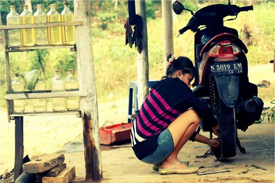 Foto Tambal Ban Perempuan dari Malang Selatan 