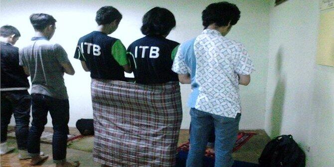 Heboh di Socmed, Satu Sarung Buat Salat Berdua
