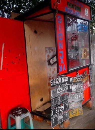 Memberdayakan Tukang plat nomor Pinggir jalan