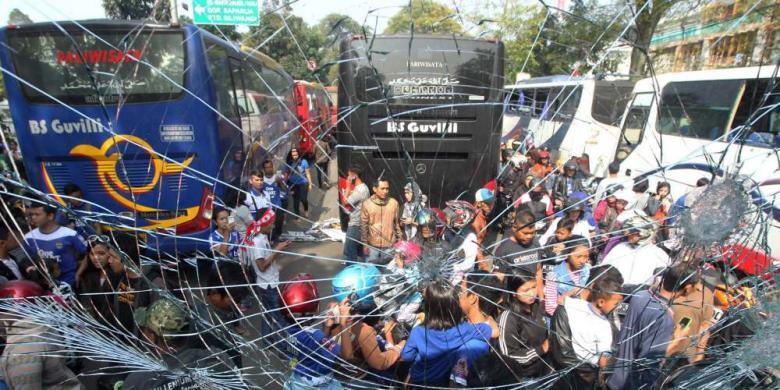 SANGAT MEMALUKAN, Aksi Saling Lempar Batu &quot;Bobotoh&quot; dan Pengendara di Tol