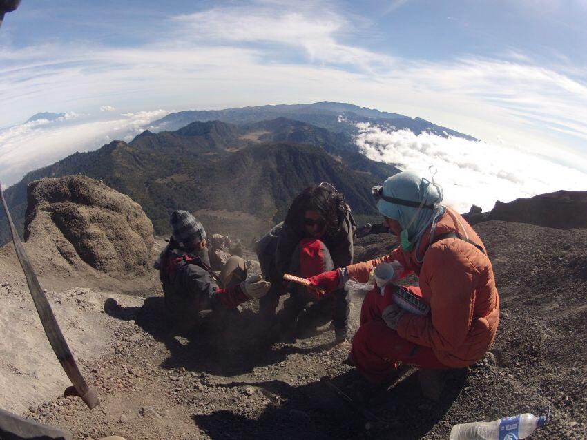 12 Hal yang Jangan Pernah Kamu Lakukan Saat Mendaki Puncak Mahameru