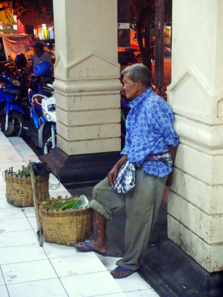 Mbah marmo Pedagang Tape singkong