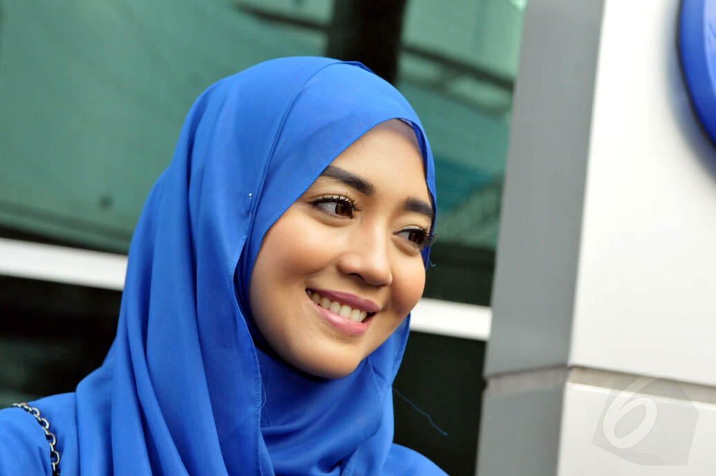 13 Artis Berhijab Tercantik di Indonesia (TERBARU!)