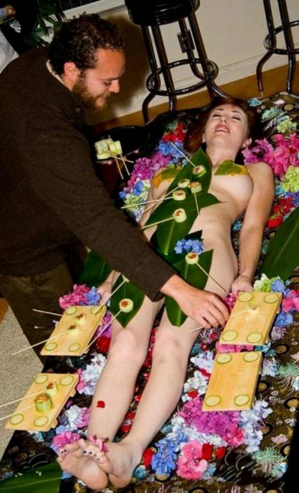 &quot;nyotaimori&quot; Makan Sushi Di Atas Tubuh Wanita Telanjang