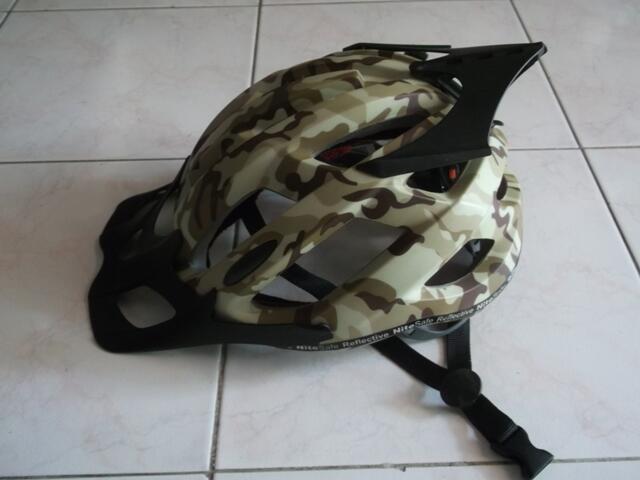 Terjual helm  mtb united motif army murah good condition 