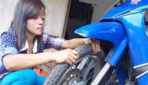 Kisah Nanik, Tukang Tambal Ban Cantik dari Malang