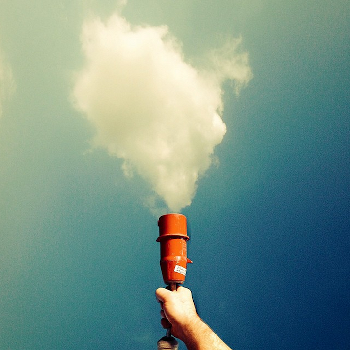 Gambar Kocak Orang Bermain Awan