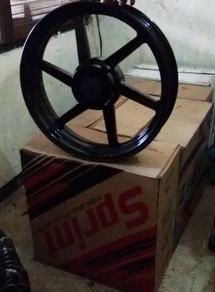 Dijual murah Ban,oli dan velg motor bekas bangkel tutup
