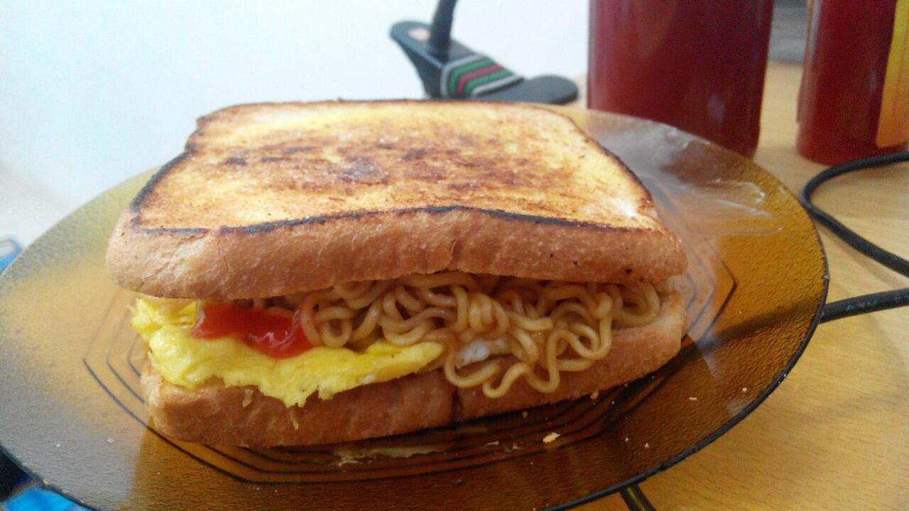 Sandwich Indomie, Murah, Mudah, Cepat, Berkelas.