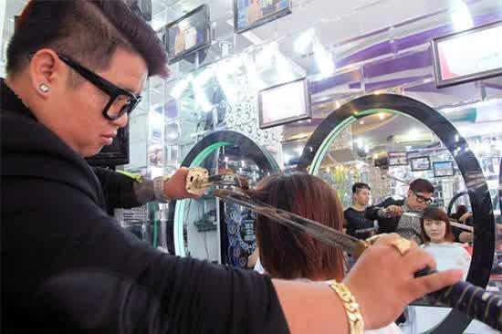Hebat, Pria ini Memotong Rambut dengan Pedang Samurai