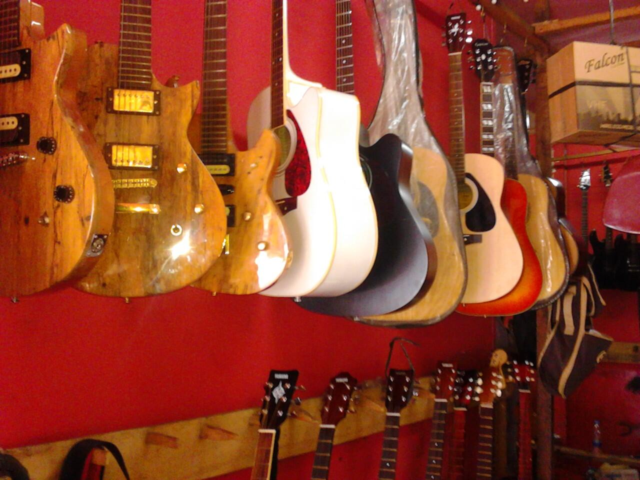 GITAR GIBSON BLACK BEAUTY LUAR BISA GANTENG