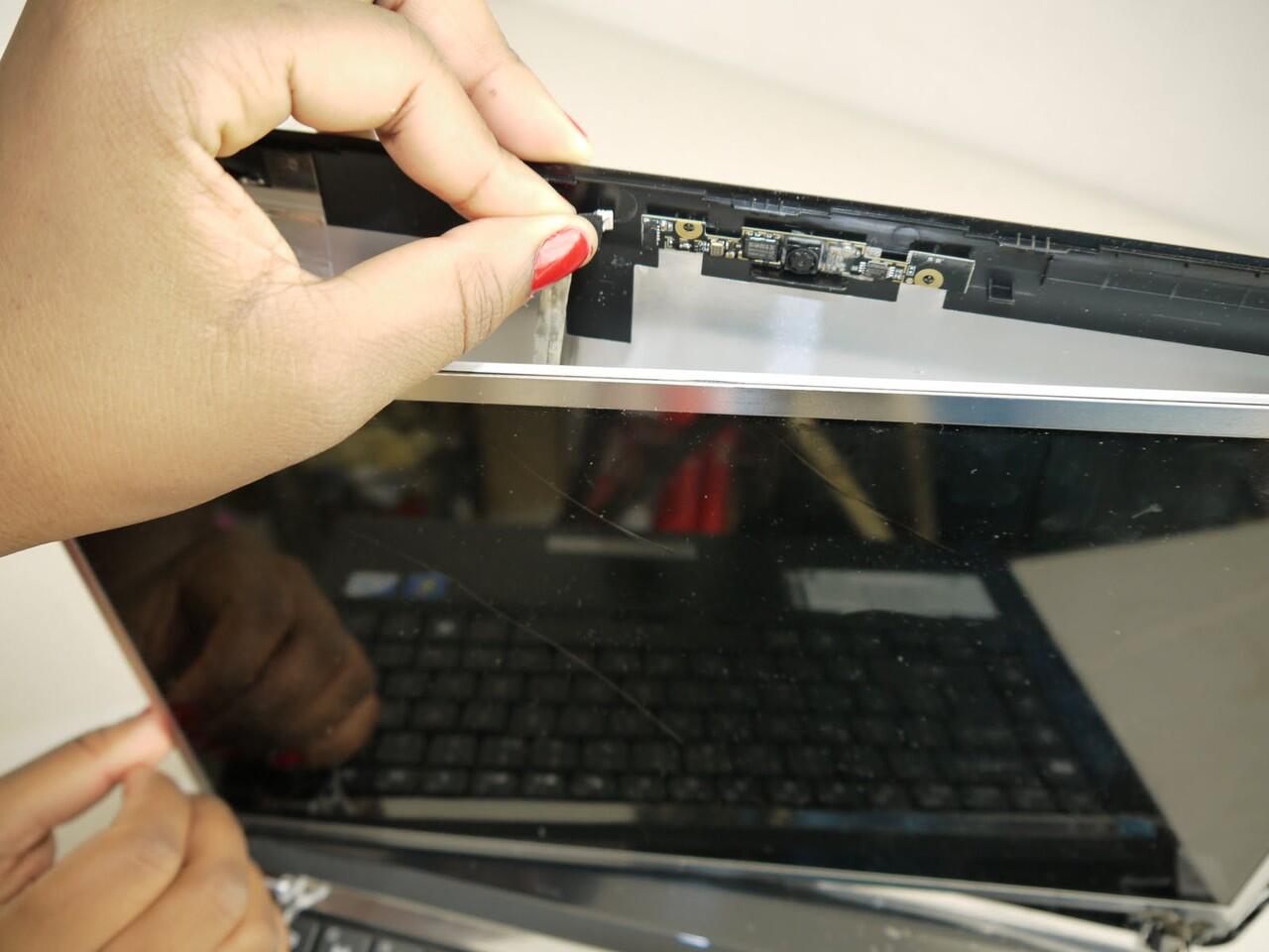 &#91;TUTORIAL&#93; Cara Membongkar LCD LED Laptop Sendiri Sangat Mudah