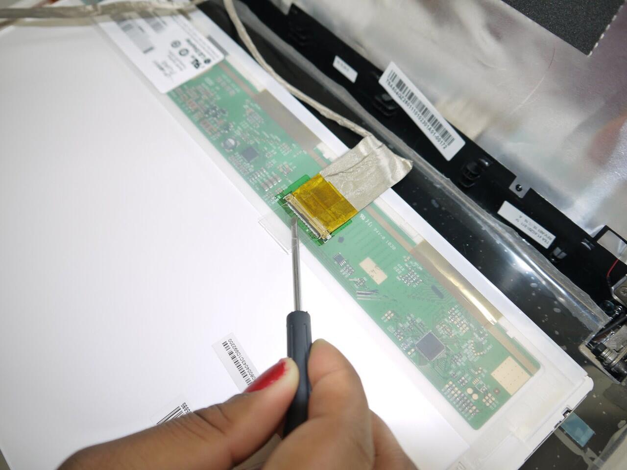 &#91;TUTORIAL&#93; Cara Membongkar LCD LED Laptop Sendiri Sangat Mudah