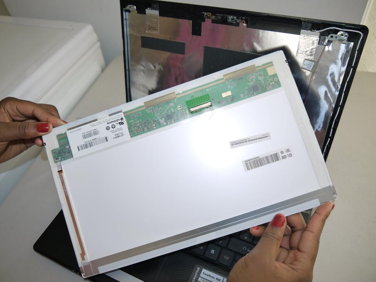 &#91;TUTORIAL&#93; Cara Membongkar LCD LED Laptop Sendiri Sangat Mudah