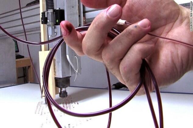 Ted Lawson, Seniman yang Mencetak Foto Selfie Bugilnya dengan Darah