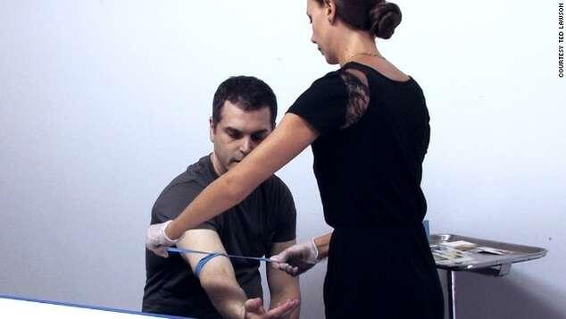 Ted Lawson, Seniman yang Mencetak Foto Selfie Bugilnya dengan Darah