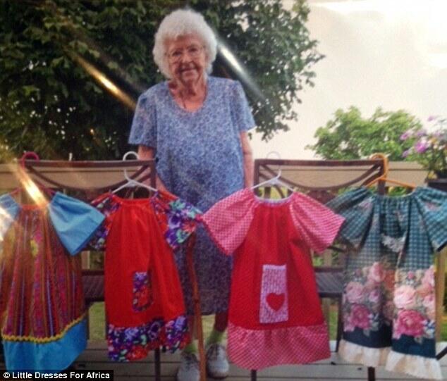 GILA!!!,Setiap Hari Nenek 99 Tahun Ini Menjahit Baju Untuk Anak Di Afrika!