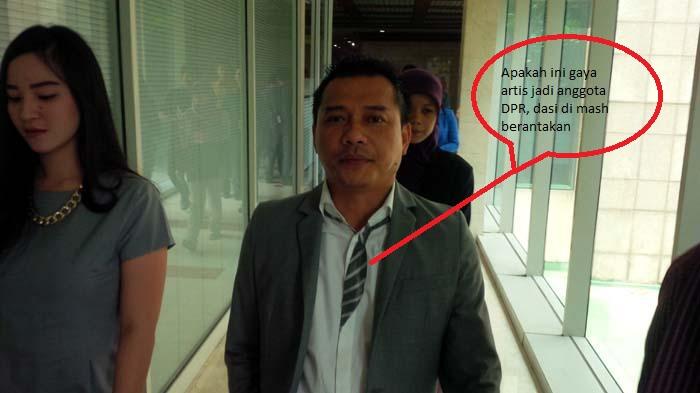 Ini lah anggota DPR yang bajunya semau mau Anang
