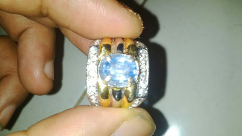 light blue saphire ceylon(srilangka)
