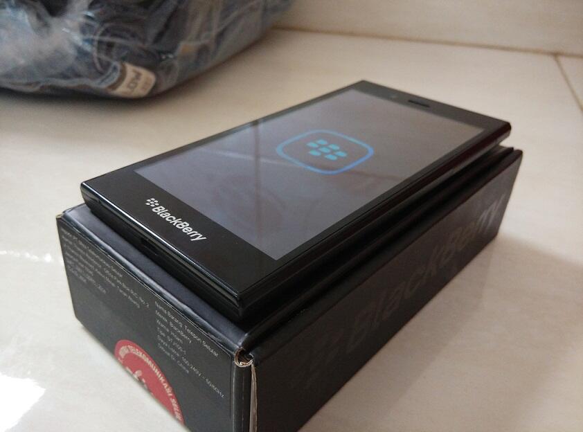 Cari Blackberry z3 black Super Good Condition garansi 