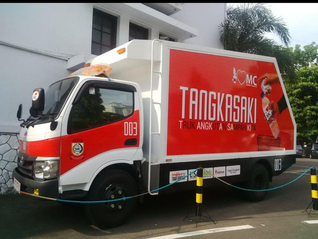 Mobil sampah di Makassar kini sudah bisa nyuci badan sendiri loh!