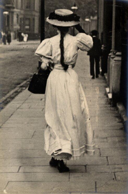Perempuan - Perempuan Cantik di Paris dan London Tahun 1900-an