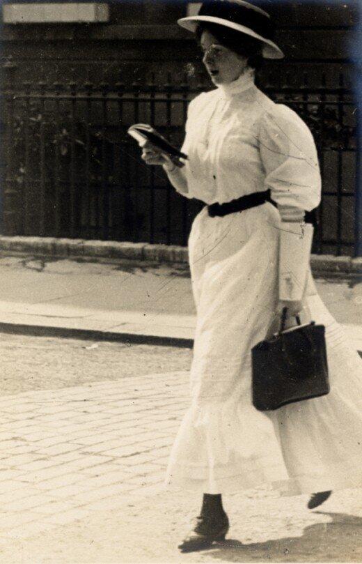 Perempuan - Perempuan Cantik di Paris dan London Tahun 1900-an