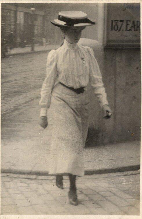 Perempuan - Perempuan Cantik di Paris dan London Tahun 1900-an