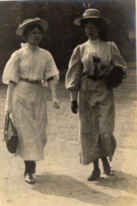 Perempuan - Perempuan Cantik di Paris dan London Tahun 1900-an
